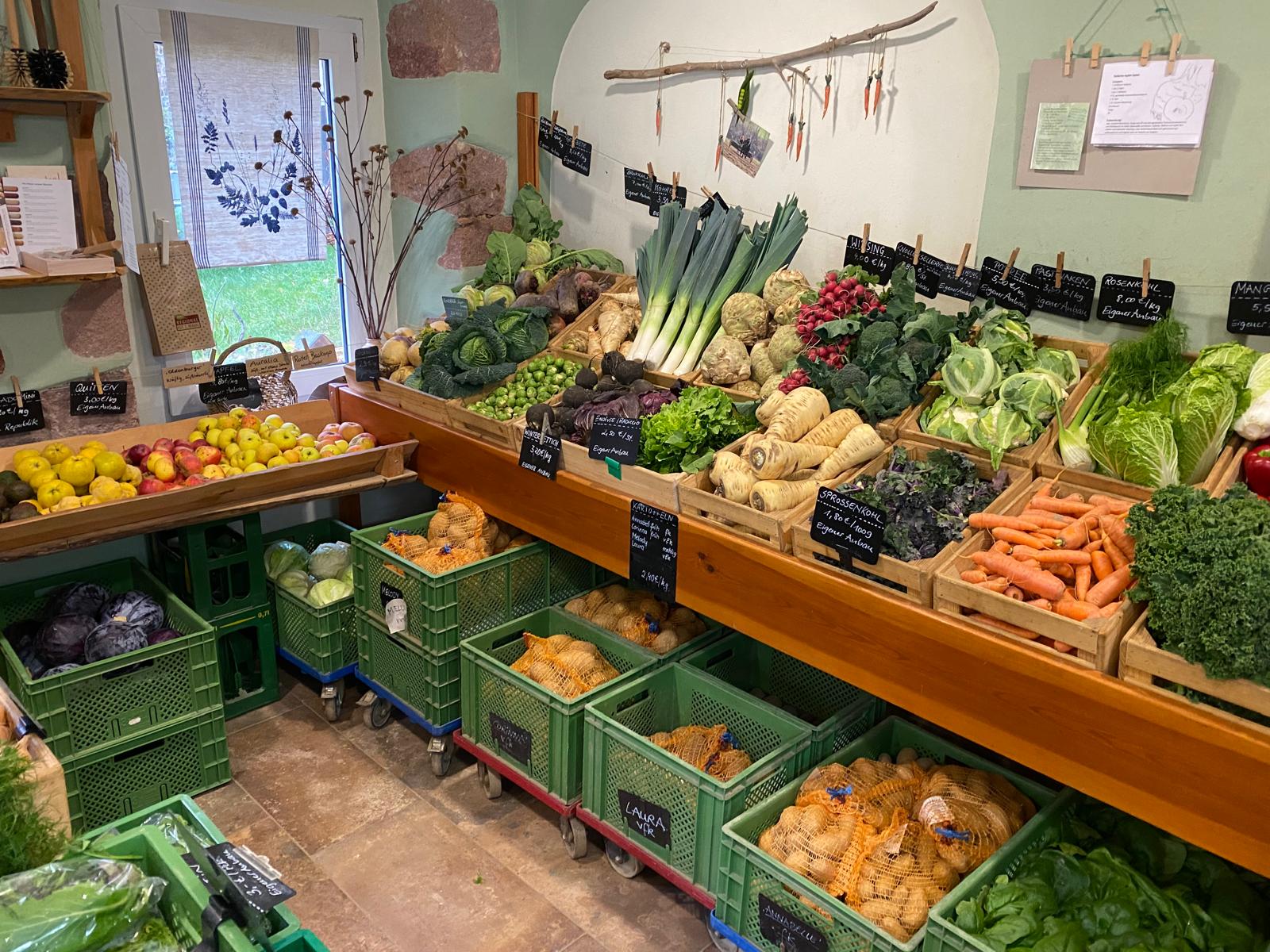 Frisches Gemüse und Obst im Hofladen des Biohofs Bohne